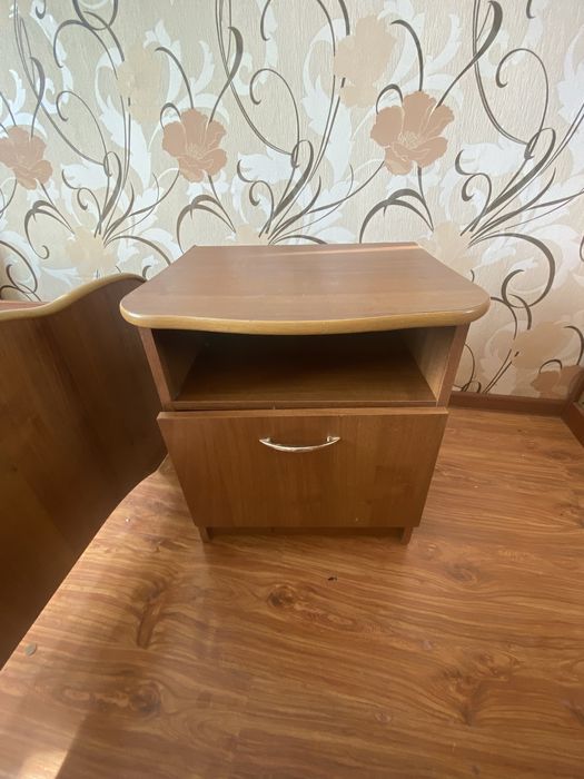 Тумбочка прикроватна бу