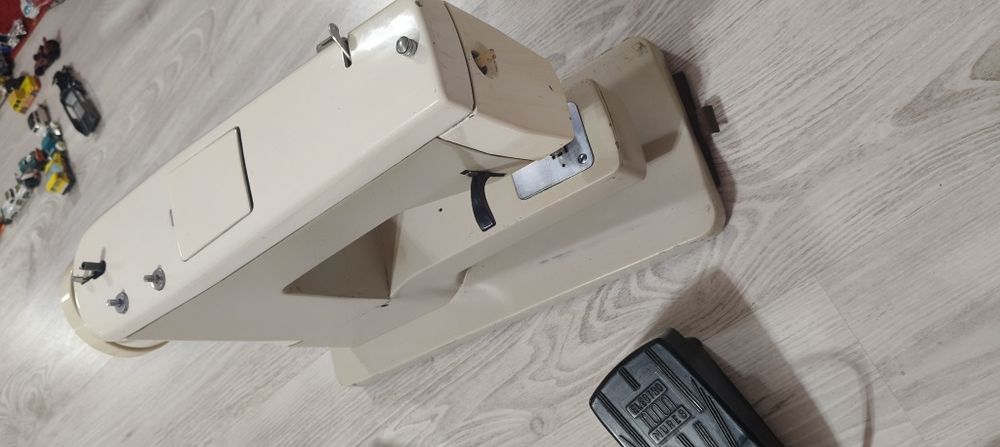 mașină de cusut  electrica Sanda Cugir.
Folosita pentru uz casnic

Preț 250 ron