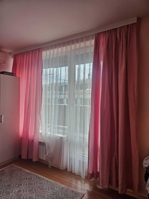 Предлагам 2 броя плътни завеси в розов цвят