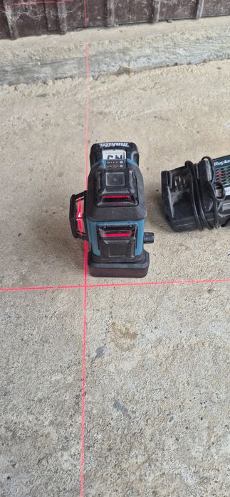 Nivela laser cu linii Makita SK700D