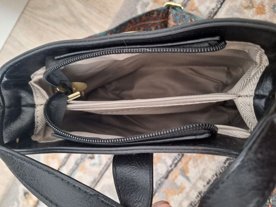 Срочно продам кожзам черную