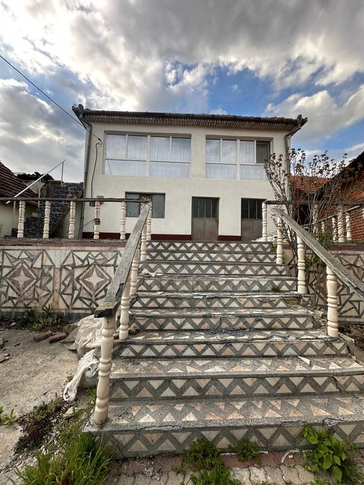 Vând casă localitatea  Lăpușnicel jud Caras Severin.