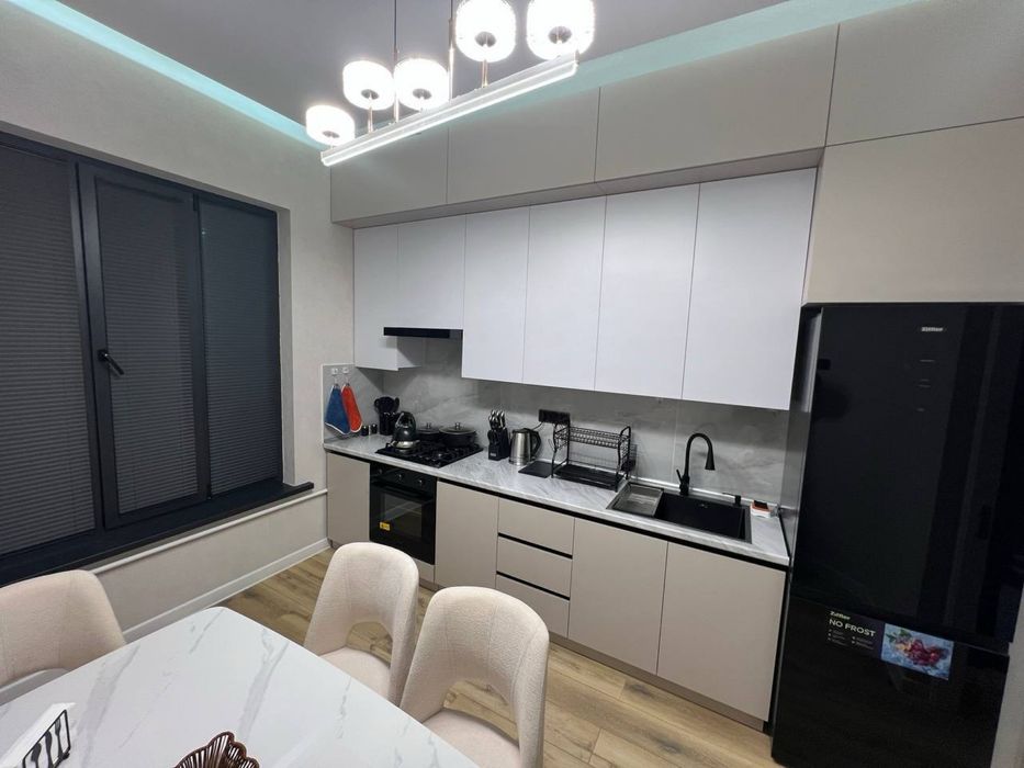 Продается стол и стул на 6 персон.