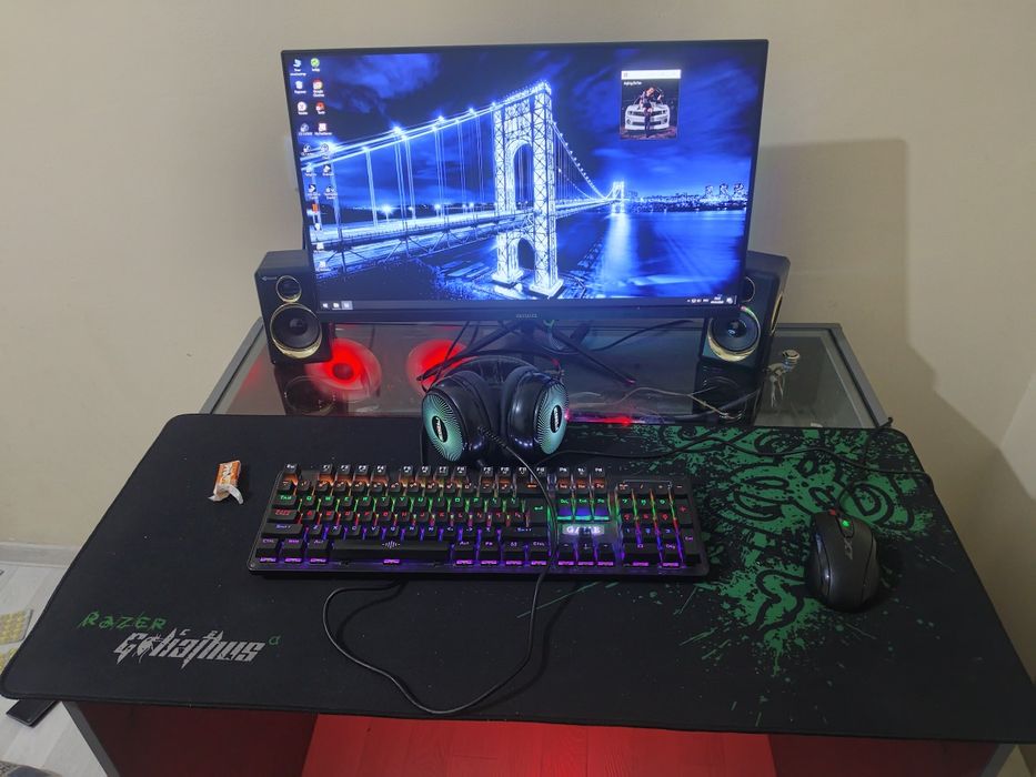 igravoy kompyuter 
kalyoniy oynali stolga terilgan

manitor 24 75hz
Wi