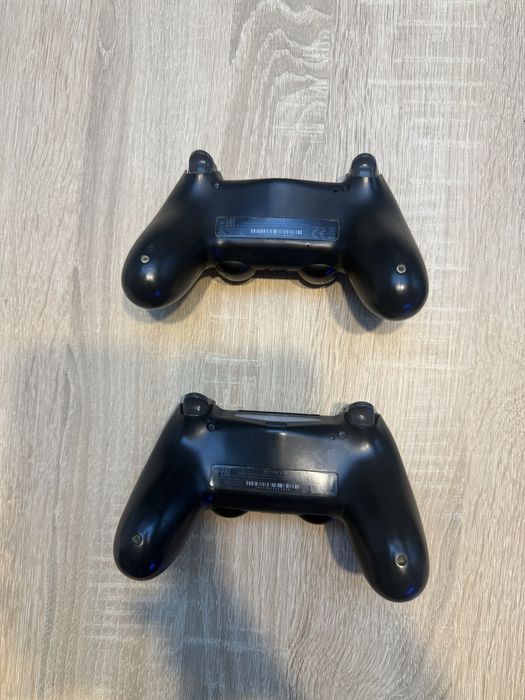 PlayStation 4 Pro 1TB + 2 controllere + cabluri