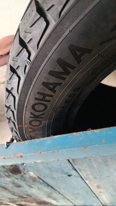 Yokohama 235/60/18 зимние.