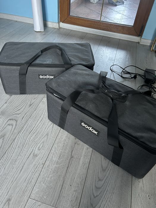 2 x Godox VL150 с кейсове и стативи