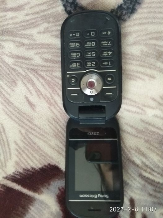 Sony Ericsson z320i телефон