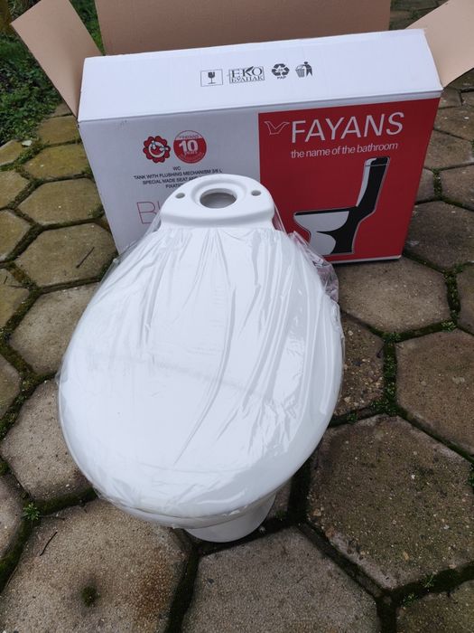 Нова тоалетна чиния с капак