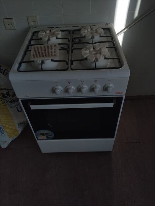 Yangi rakvina va gaz plita ishlatilmagan