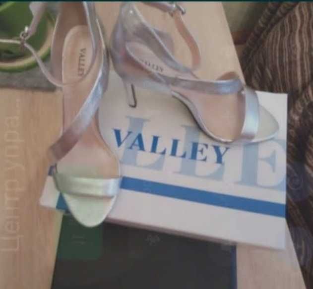 Босоножки женские