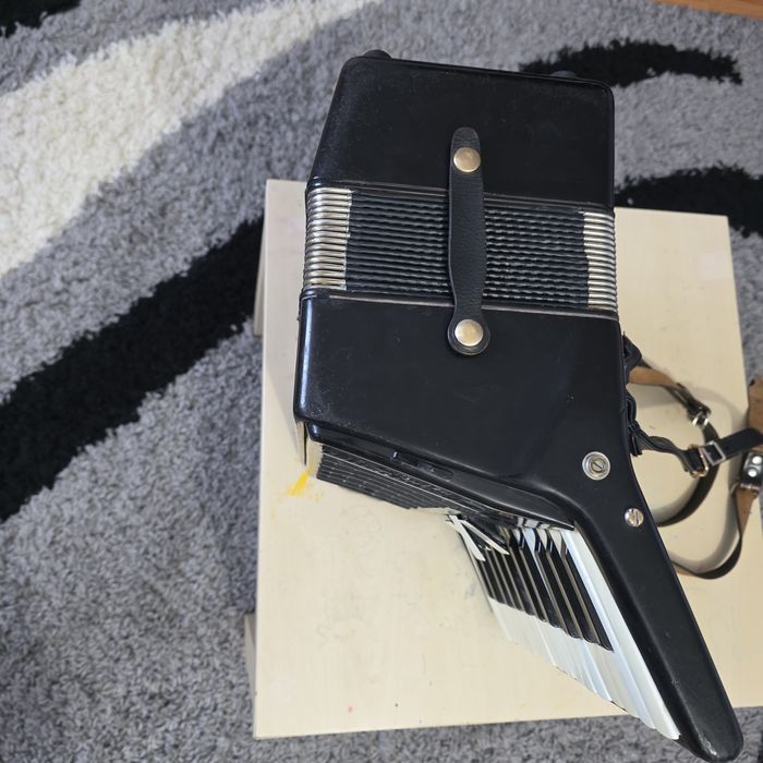 Vând acordeon weltmeister