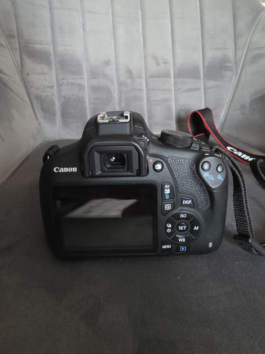 Canon EOS 1200D DSLR + Статив