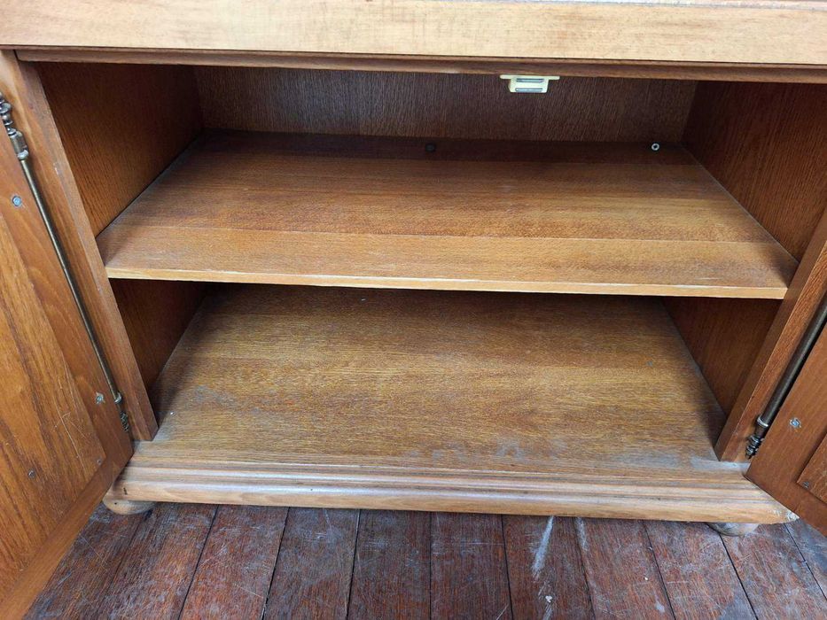 Дървен ТВ шкаф с вратички и отворен рафт