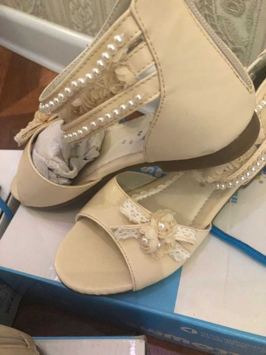 Продам сандали для девочек