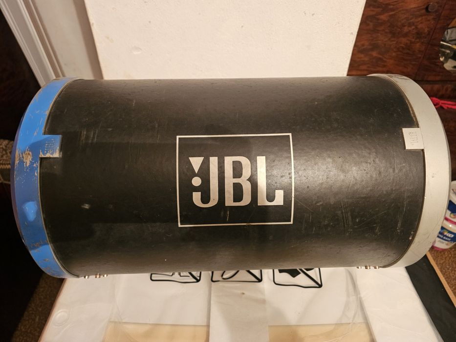 Субуфер JBL , усилвател Pioneer и кондензатор Stinger