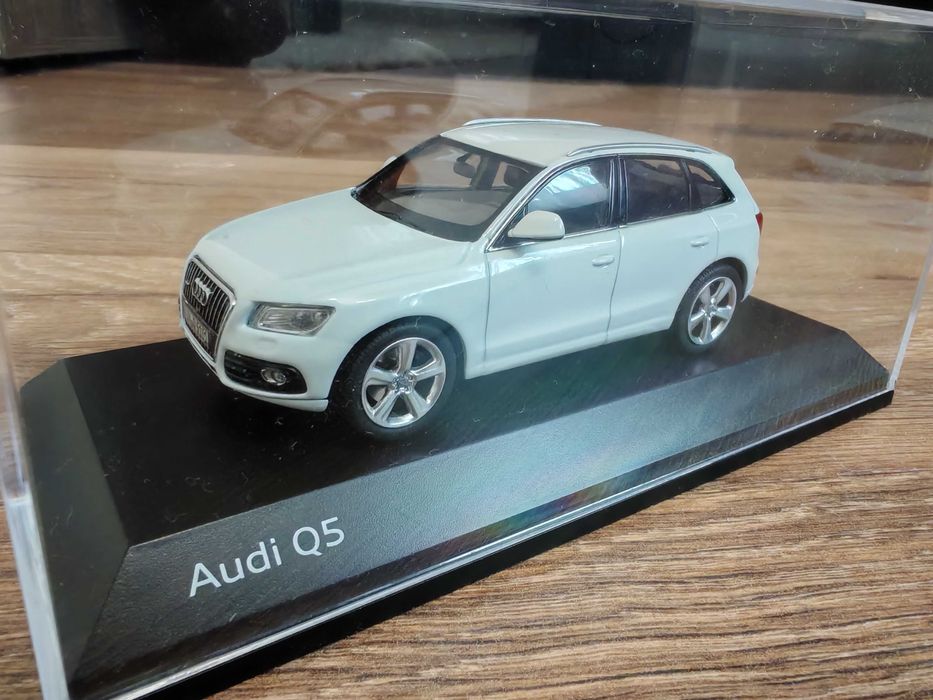 Macheta Audi Q5 2015 1/43  Schuco