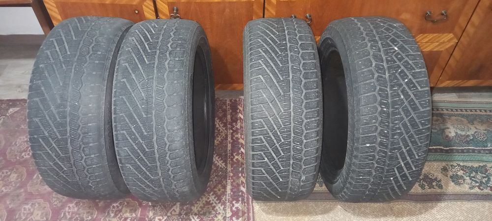 Шины зимние комплект .