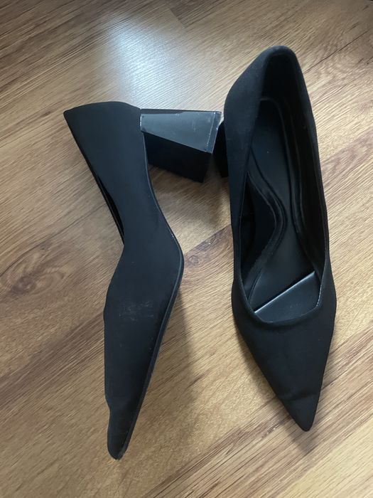 Много обувки . Всички са 37 номер