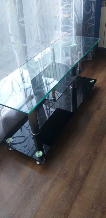 Стеклянный столик под телевизор