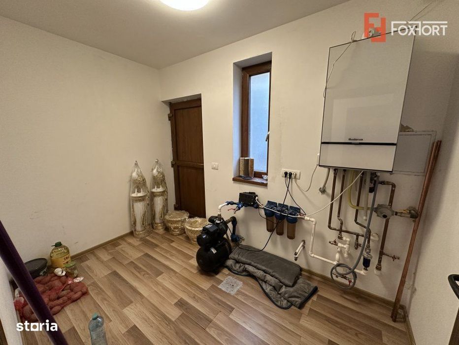 Casa individuala cu 12 camere, 400 mp utili - Bucovat