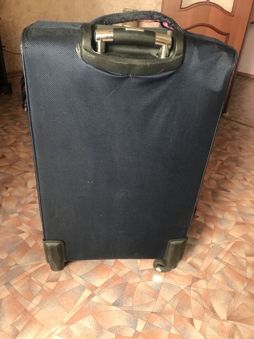 Продам чемодан большой