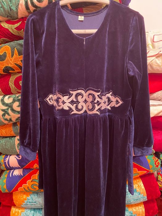 Продам платья велюрные национальные