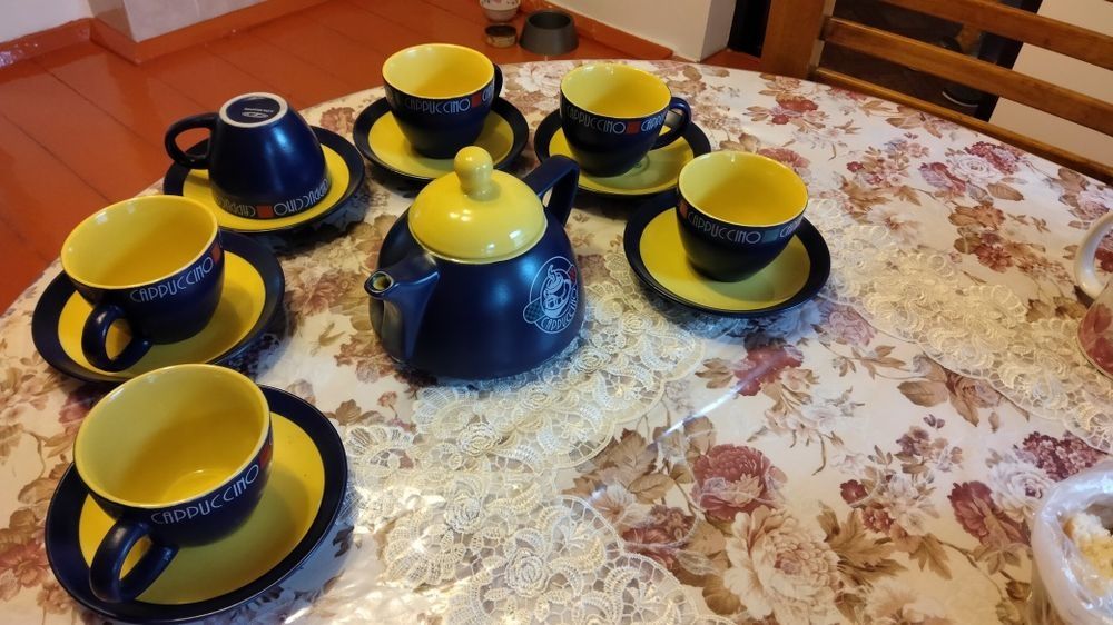 Продам чайники и чайный набор.