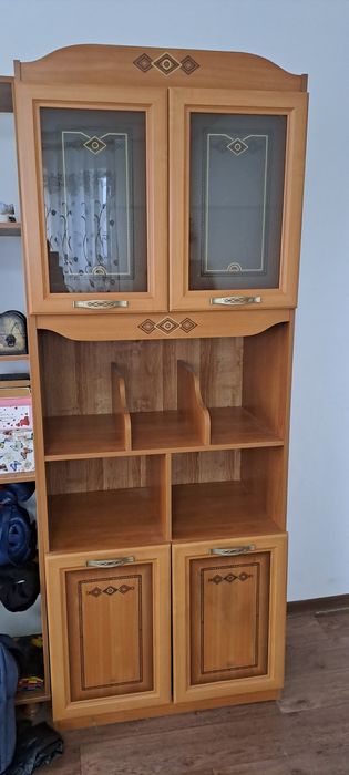 Книжный и платиной шкаф