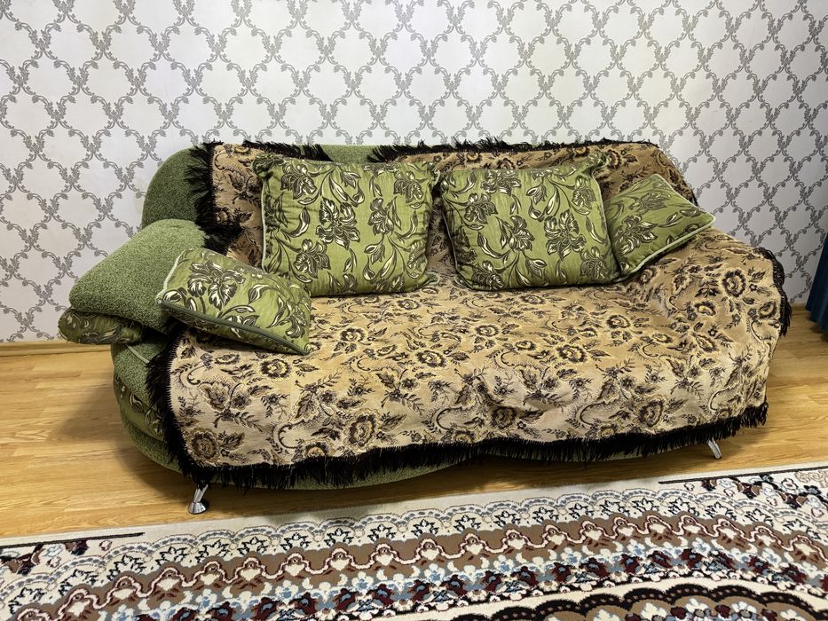 Продам диван с подушками