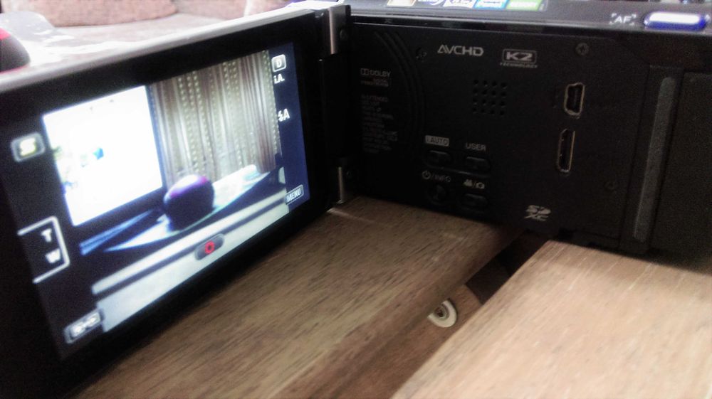 Vand cameră video JVC model GZ-HM845 Full HD 1920×1080