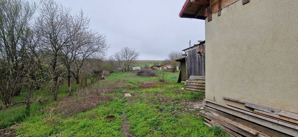 Продава се къща с голям двор, гараж и кладенец в с. Врачанци