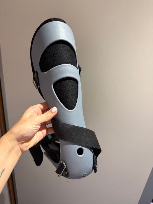 Продавам патерици и ботуш