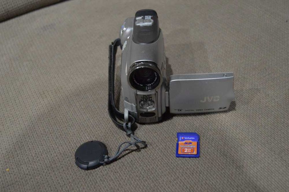 Camera video miniDV JVC GR-D270E citeste anuntul