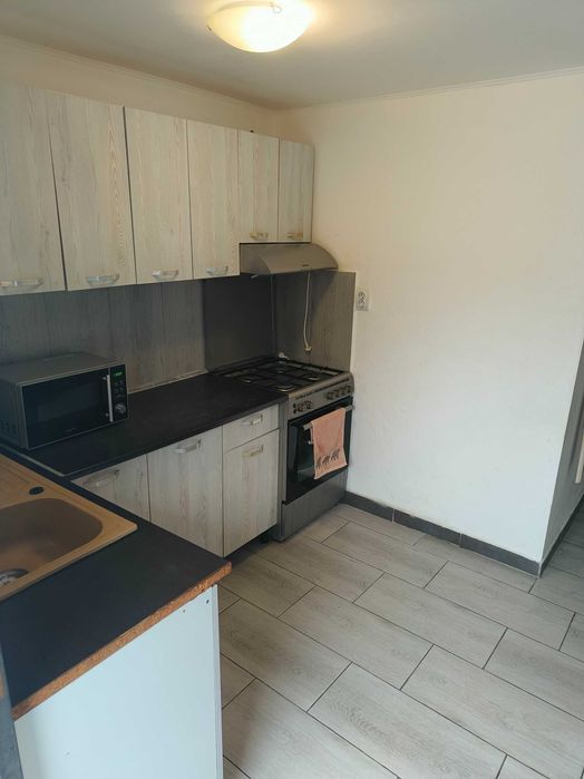 Inchiriez casa:dormitor+living+bucatarie+baie+foisor+curte+parcare