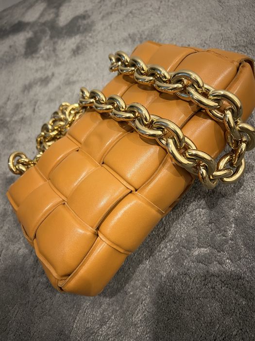 Geanta Bottega Veneta Cassette piele cu lant auriu originala