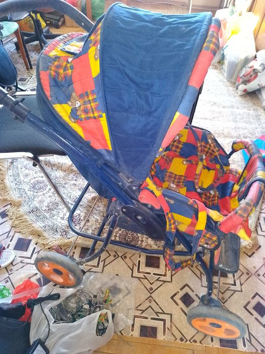 Коляска детская всесезонные с матрасом столиком для кормления утеплени