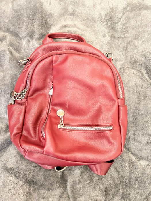 Раница в цвят бордо, запазена 10€