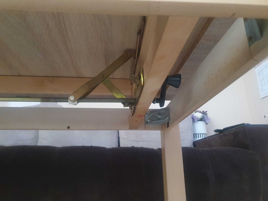 Трапезна маса с повдигащ механизъм