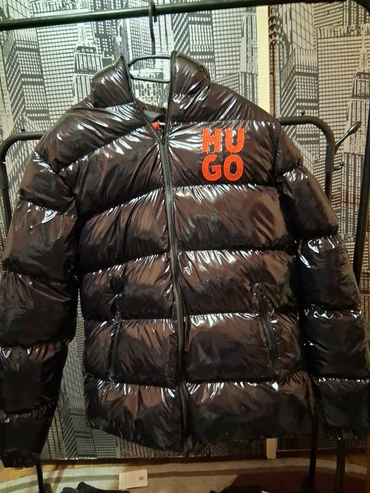 Vând geacă S, disponibil.