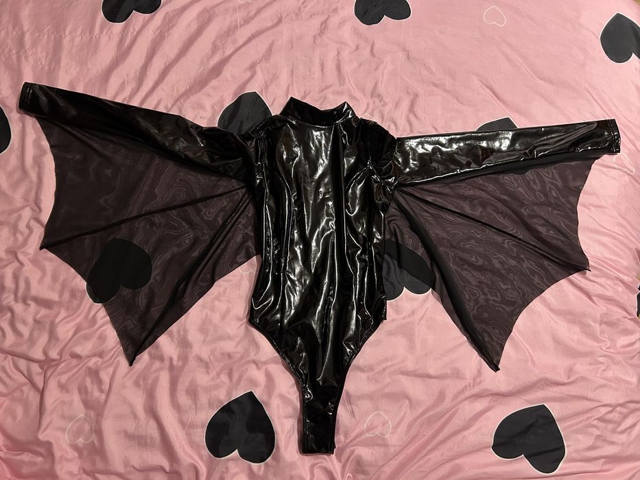 Продавам черно латексово боди тип “прилеп”