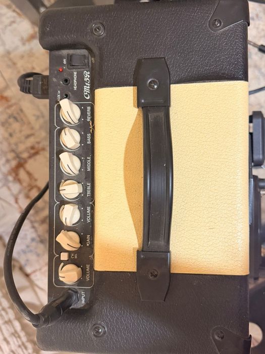 Электрогитара в хорошем состоянии