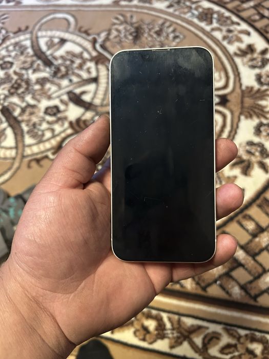 Vând iPhone 13  arata bine