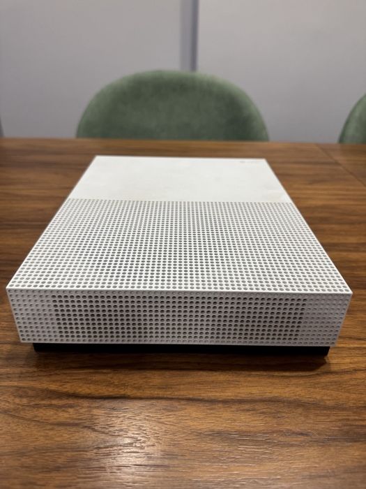 Xbox One S почти без пробега