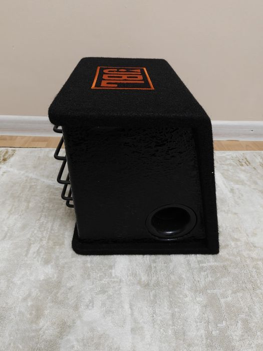 Продаётся сабвуфер JBL.