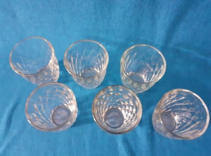 Поодам  стопки, стаканы