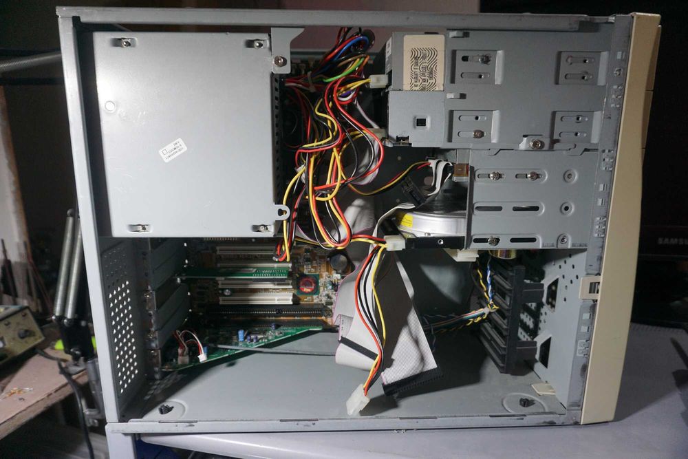 Calculator/unitate pc retro -pentium 2 233Mhz