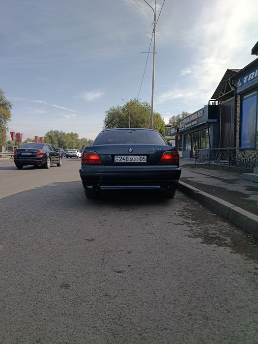 Продам BMW е38 механика на ходу