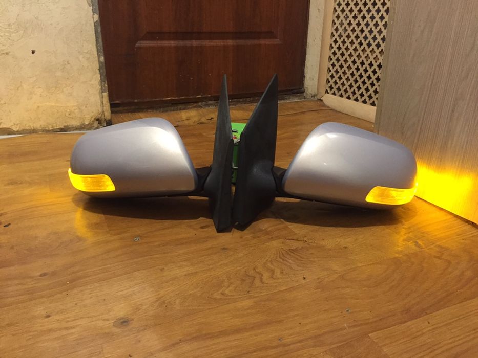 Зеркало Тойота ярис седан  хэтчбек с повторителем и без 2005/2014