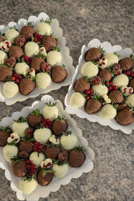 Клубника и финики в шоколаде